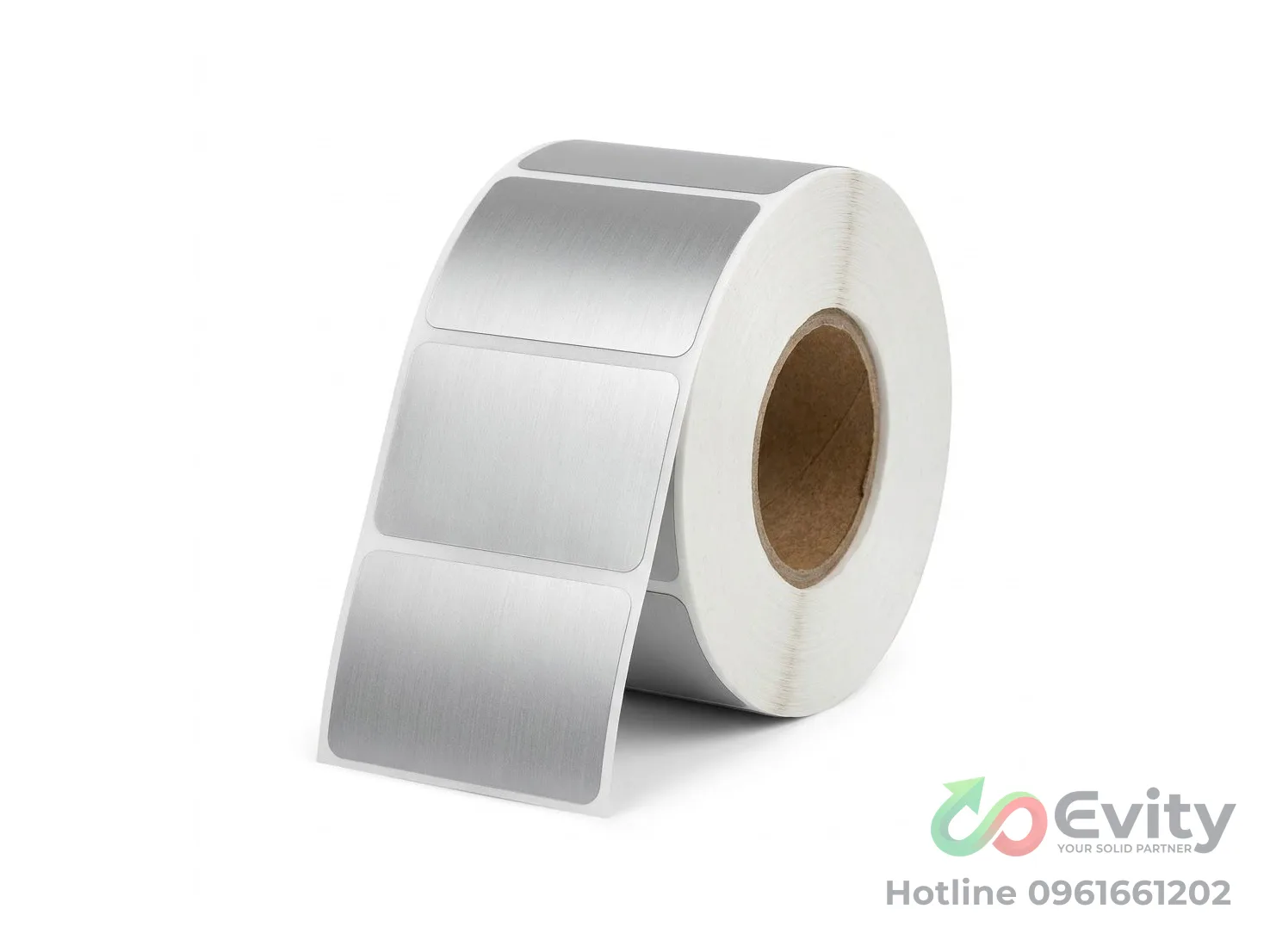 Cận cảnh bề mặt cuộn tem bạc nhựa Polyester (PET) ánh kim bế sẵn theo cuộn
